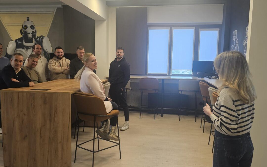 Fotografija s edukacije o rodnoj ravnopravnosti i nediskriminaciji u sklopu projekta Re:Route. Sudionici diskusije o važnosti inkluzivnog i pravednog radnog okruženja, koje doprinosi inovacijama i uspjehu tima.